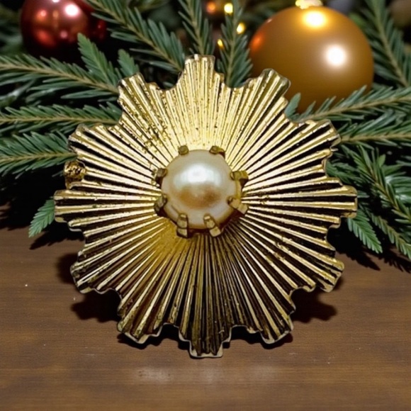 Darling Dainty Signed Coro Gold Tone Sunburst Brooch With Pearl - Picture 3 of 11